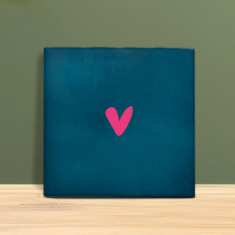 Tegeltje met hartje – minimalistisch liefdevol ontwerp.