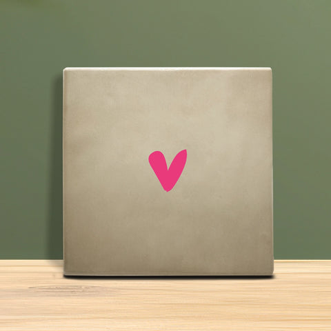 Tegeltje met hartje – minimalistisch liefdevol ontwerp.
