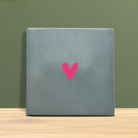 Tegeltje met hartje – minimalistisch liefdevol ontwerp.