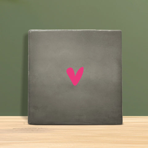 Tegeltje met hartje – minimalistisch liefdevol ontwerp.