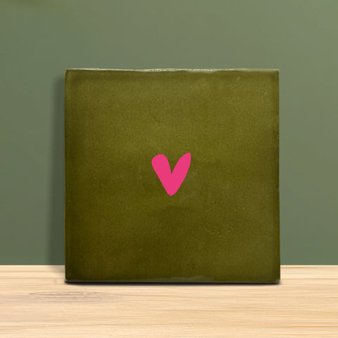 Tegeltje met hartje – minimalistisch liefdevol ontwerp.