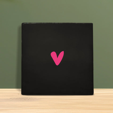 Tegeltje met hartje – minimalistisch liefdevol ontwerp.