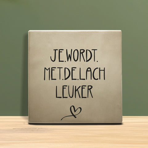 Tegeltje met tekst - Je wordt met de lach leuker.