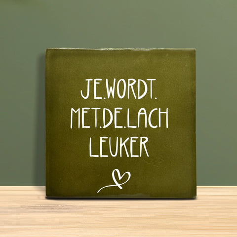 Tegeltje met tekst - Je wordt met de lach leuker.