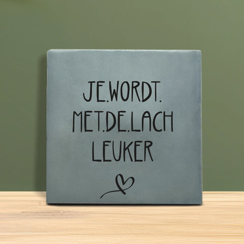 Tegeltje met tekst - Je wordt met de lach leuker.