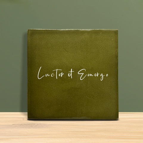 Kachel mit Text – Liebe sagt nie auf Wiedersehen.