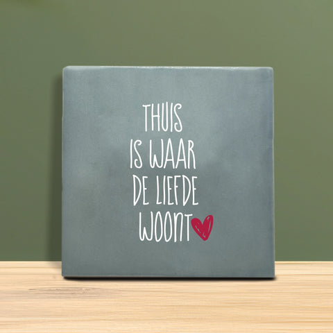 Kachel mit Text – Liebe sagt nie auf Wiedersehen.