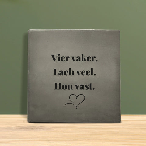 Tegeltje met tekst - Vier vaker lach veel hou vast.