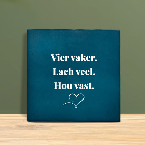 Tegeltje met tekst - Vier vaker lach veel hou vast.